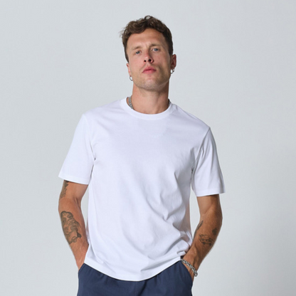 Man draagt wit basic T-shirt van 100% katoen – Frilivin – Streetfashion86