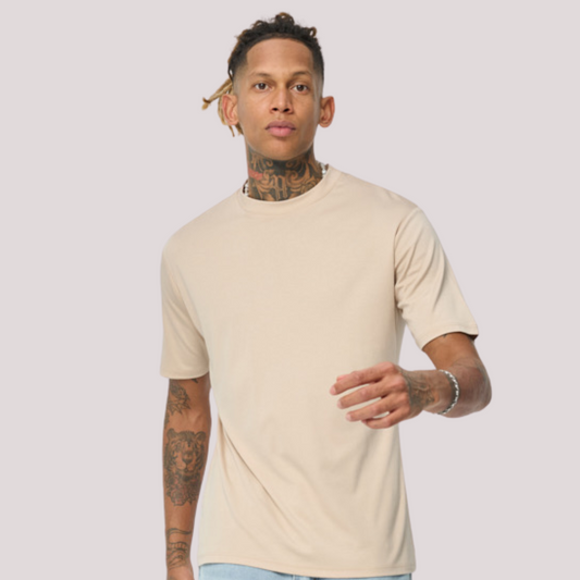 Man draagt beige basic T-shirt van 100% katoen – Frilivin – Streetfashion86